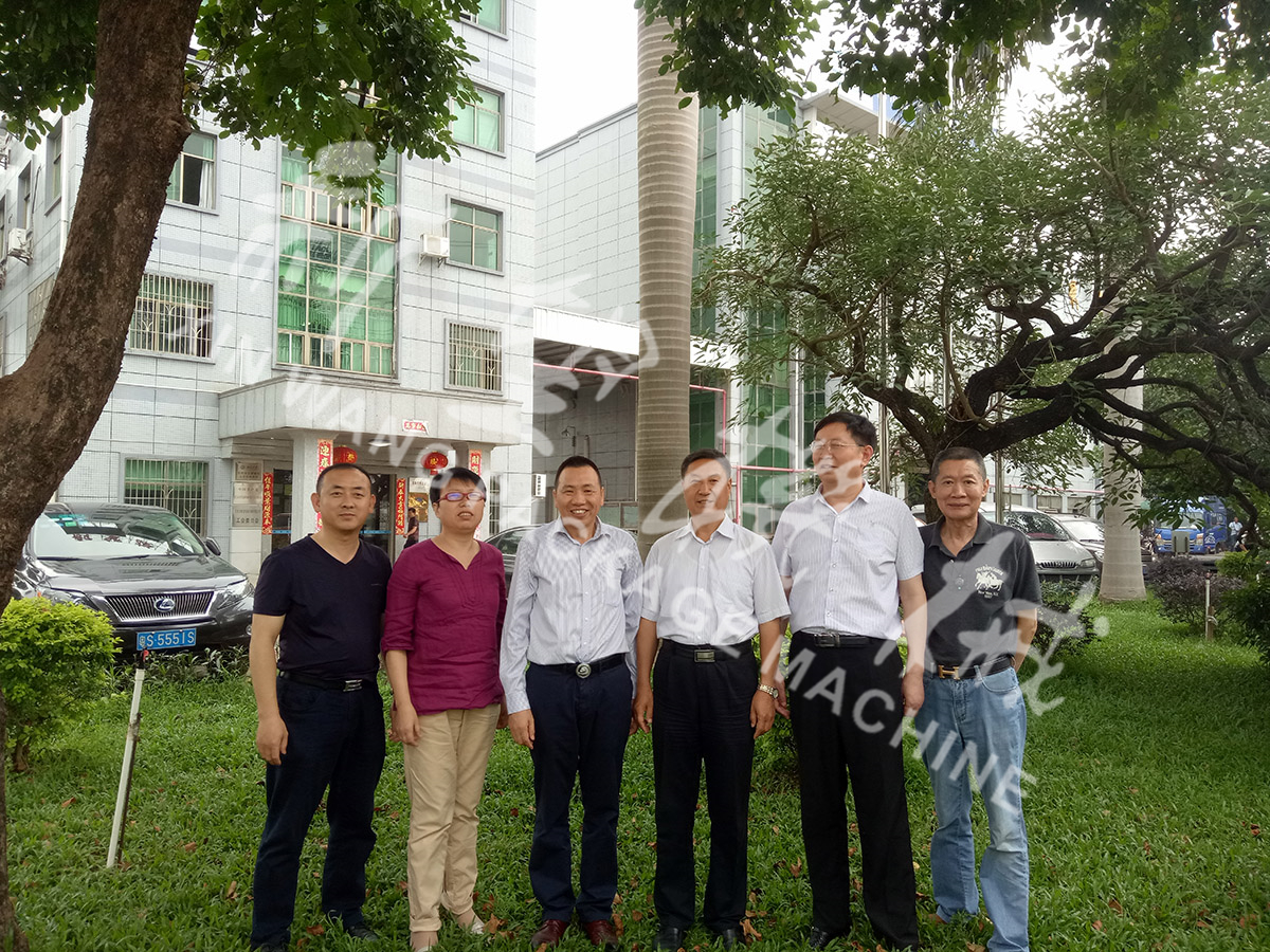 總裝備部劉思剛少將、新華社李建琦博士一行蒞臨新望公司考察指導(dǎo)