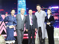 新望董事長(zhǎng)羅永輝與著名歌星劉尊老師、汪正正老師、郭津彤老師、主持人雅琪在北京電視臺(tái)錄制節(jié)目現(xiàn)場(chǎng)親切合影